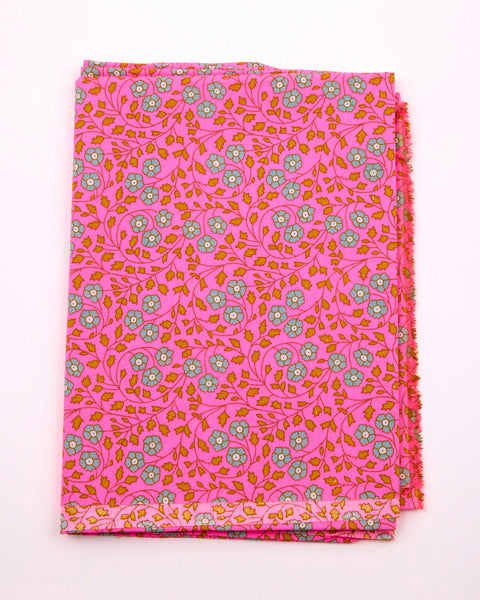 Coton 25M imprimé Aziza rose avec des motifs fleuris